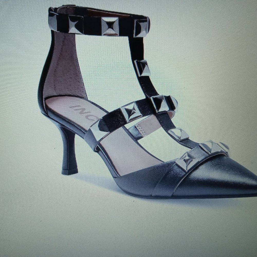 Stylish studded  mid-heel shoe - NWT